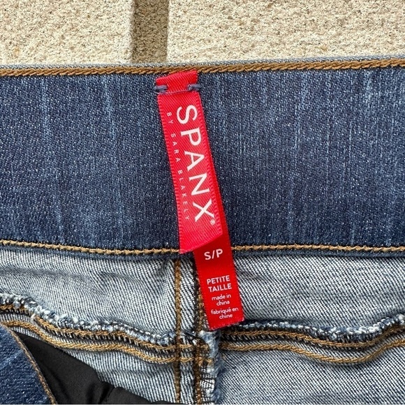 SPANX Distressed Skinny Jeans Medium Wash - Picture 4 of 13